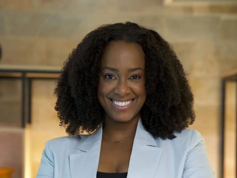 Tanella Vozy, Deputy CEO d'Agiltym by H&C, bras croisés et souriante.